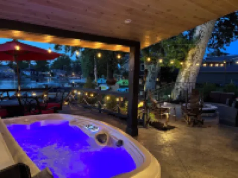 HEAVENLY Portage Lakes water front 4-bedroom cottage with HOTTUB, dog friendly!