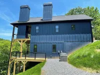 Charming 3 bedroom Riverside Cabin: WiFi, AC, & 3 Fireplaces in Hayesville, NC