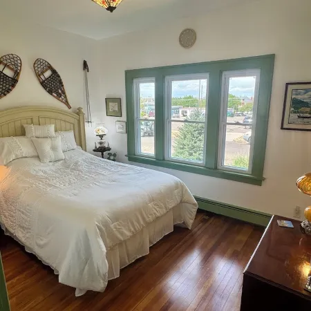 Spacious Vintage Getaway. Walkable!