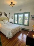 Spacious Vintage Getaway. Walkable!