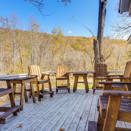 Stoney Creek Cottage: Waterfront Hot Tub, Fire Pit