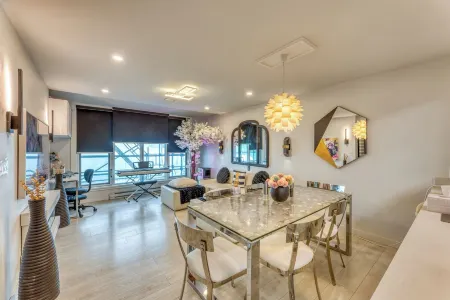 Art Deco Broadway Queen Room Отели рядом с достопримечательностью «Дэвид Томпсон Секондари Скул»