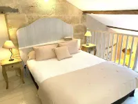 Charming gîte in wooded grounds with swimming pool, 30 minutes from Bordeaux فنادق في Civrac-de-Blaye