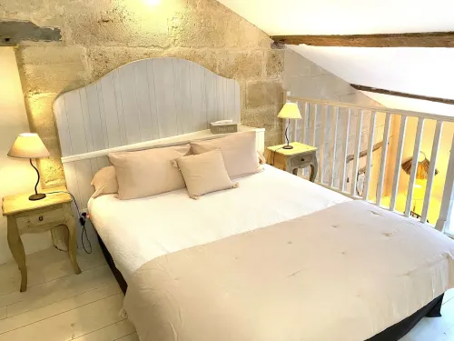 Charming gîte in wooded grounds with swimming pool, 30 minutes from Bordeaux Hotel a Civrac-de-Blaye