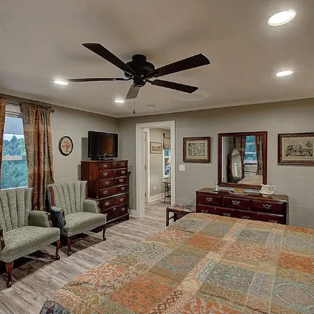 Charming 4-bedroom farmhouse in Shady Valley, TN with breathtaking view