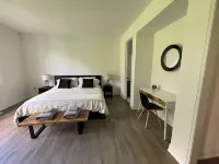 Spacious 3 Bdrm Retreat | Muskoka Room & Fireplace Hotel in zona Kelvin Grove Park