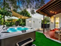 Modern Villa with Hot Tub and Central Location - Stylish Escape