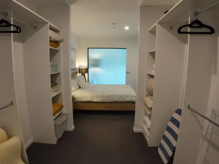 City Retreat with Rooftop Pool, Private Parking & City Views Отели в г. Reid