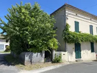 Entre Braud Saint-louis et Blaye, une Maison Comme une Parenthèse Hotels in Saint-Androny