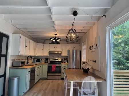 Renovated Jiminy Peak Townhouse: Walk to Slopes, Lodge, and Mountain Rides Отели в г. Ханкок