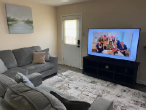 Charming Retreat — Your Home Away from Home 海伍德縣酒店