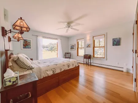 The Field House - Peaceful Martha’s Vineyard Escape with Serene Field Views Отели в г. Запад Тисбери