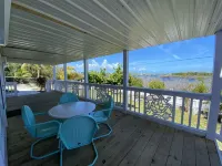 Pink Bikini Apartment with Dock, Green Turtle Cay Hotels in Green Turtle Cay