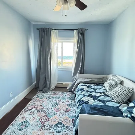 Charming 2-bedroom building in delightful Hull with ocean view Отели рядом с достопримечательностью «Пляж Нантаскет»