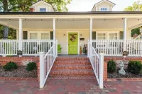 Spacious 4-bedroom house in charming Fayetteville with WiFi