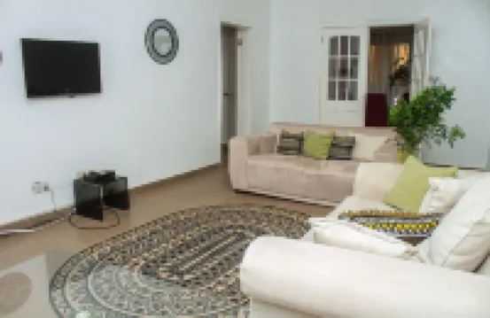 Kerr Ayo's One Bedroom Apartment, 5 minutes Away from Senegambia Beaches.