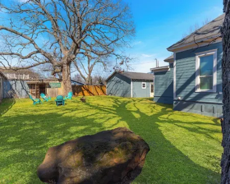 "KOZY KOTTAGE" Near Downtown! 2025 Remodel, Sleeps 8 Comfortably, Games & More! Hotels in Denison