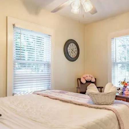 Relaxing 3/2 House Family Friendly & Pet Friendly with huge picnic pavilion