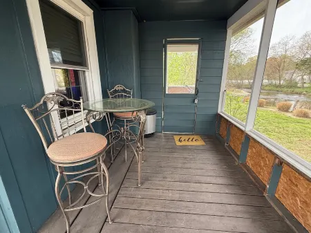 Cozy Cottage on the North East River in Town!