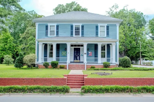 The Camelia Room - Private studio w/ Ensuite Bath in Historic Downtown Home Hotels in Clinton