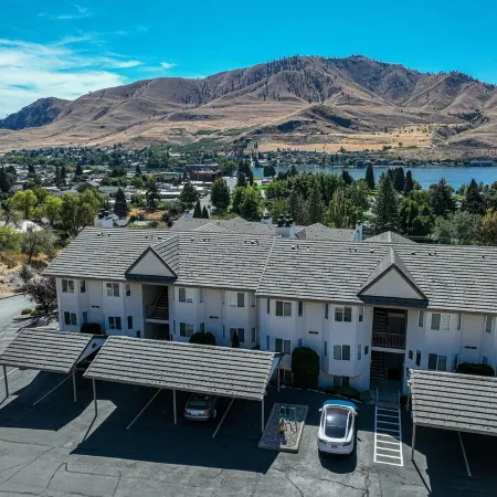 Cozy Chelan Condo, Lake & Mountain Views