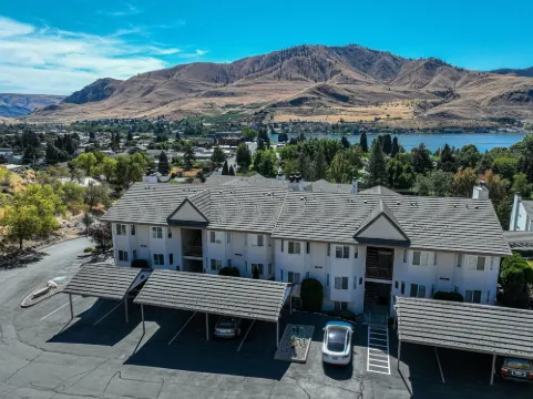 Cozy Chelan Condo, Lake & Mountain Views