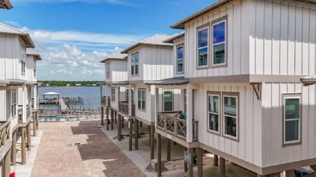 Quiet WHOLE HOUSE btwn the beach and Lagoon with pool, fishing dock, sunsets!!