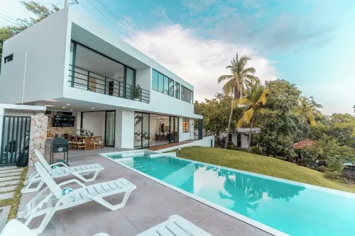 White Swan Beach House w/ Ocean Views & Private Beach