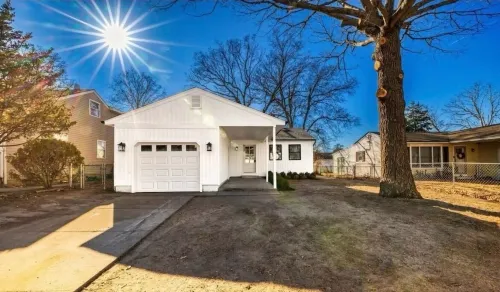 Coastal Calm • 2 Bed • Pet Friendly • 1 Block from the Bay