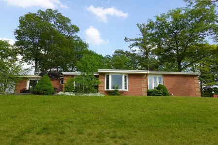 Cozy Waterfront Renovated Cottage Escape