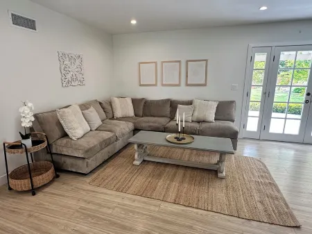 Spacious 5-bedroom house in enchanting Northridge with WiFi, AC Отели рядом с достопримечательностью «Ботаник Гарден»