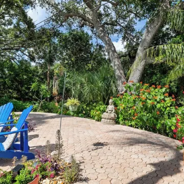 The Tiki House! Heated Pool, Close to the Beach!