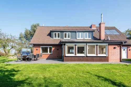 Oystercatcher vacation apartment with garden, terrace and beach chair