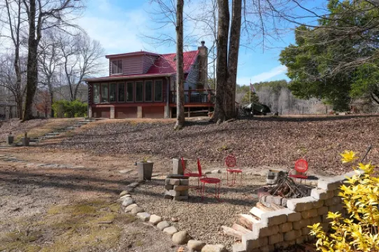 Tranquil Waterfront Valley Cabin With Views