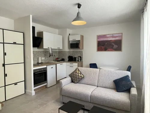 Au Calme et Proche Centre-ville, Studio Rénové Avec Équipements Neufs et Parking