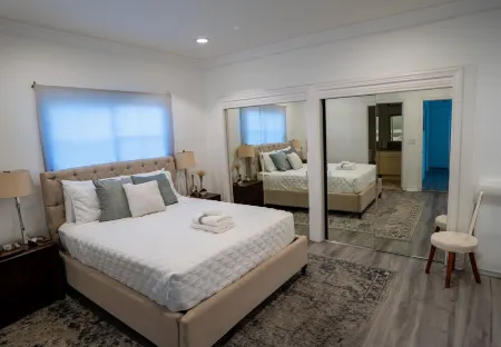 Spacious 5-bedroom house with WiFi and AC in lovely Los Angeles Отели в г. Tarzana