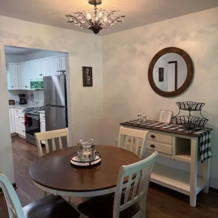 Charming 2-bedroom townhome in delightful New Bern with WiFi, AC