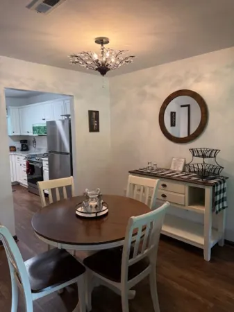 Charming 2-bedroom townhome in delightful New Bern with WiFi, AC Отели рядом с достопримечательностью «White & Allen PA»