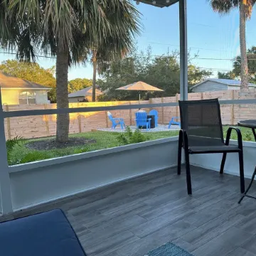Dogs Welcome-Close to Beach-Fenced Yard