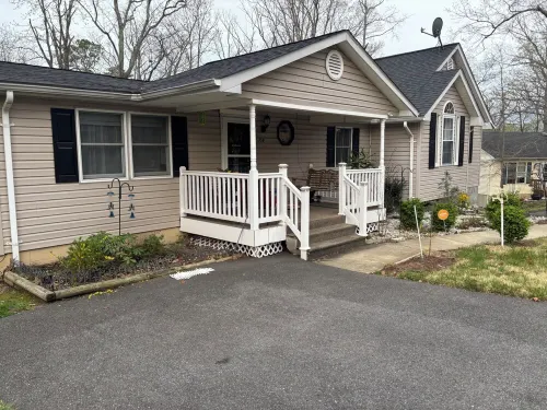 Charming 3BR - 2BA Comfy Home Near Beach, fun & relaxation-Perfect Getaway Spot!