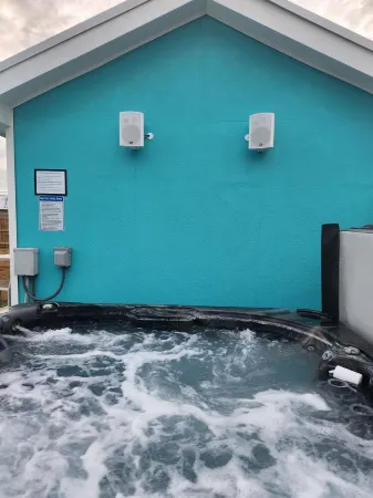 Cozy Blue 4 Miles to beach..Dogs allowed, Hot tub, firepit, Отели в г. Гров-Сити