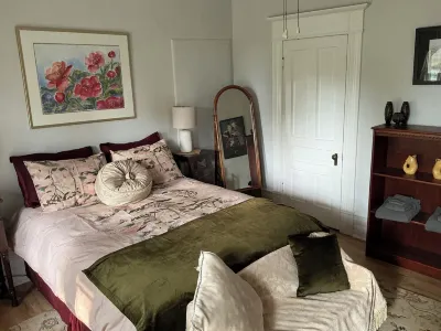 Fully furnished apartment in quiet century home available for short term rental. St. Marys Golf & Country Club附近的飯店