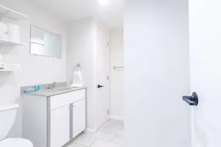 Charming 1-bedroom Guest suite in amazing Manchester-by-the-Sea with WiFi, AC Отели в г. Манчестер-бай--Си