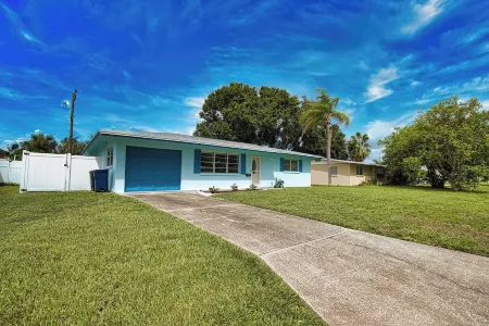 Welcome to Casa Milly! A Charming 2-bedroom house with AC, WiFi in Bradenton