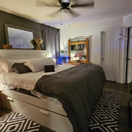 Hot tub-fire pit-game room-Lake Travis-sleeps 6-house near Austin in Cedar Park