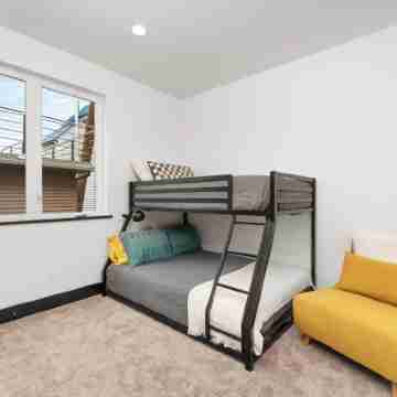 Stunning Floating Home on the Willamette River! Rooms