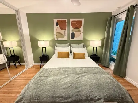 Oceanfront Escape - Steps to Beach - Stunning Views & Balcony Отели в г. Редондо-Бич