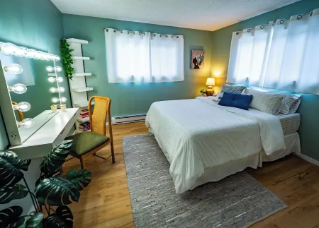 Bayside Apartment #5- Top Floor Waterfront Views above Boulevard Park