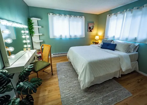 Bayside Apartment #5- Top Floor Waterfront Views above Boulevard Park