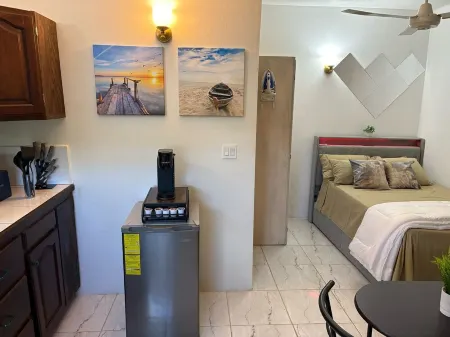 Cozy studio in amazing Saint John's with WIFI, AC, short walk to the beach. Отели в г. Сент-Джонс